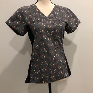 Mobb 🎄 nursing scrub top gray and black with  all over print SZ XS